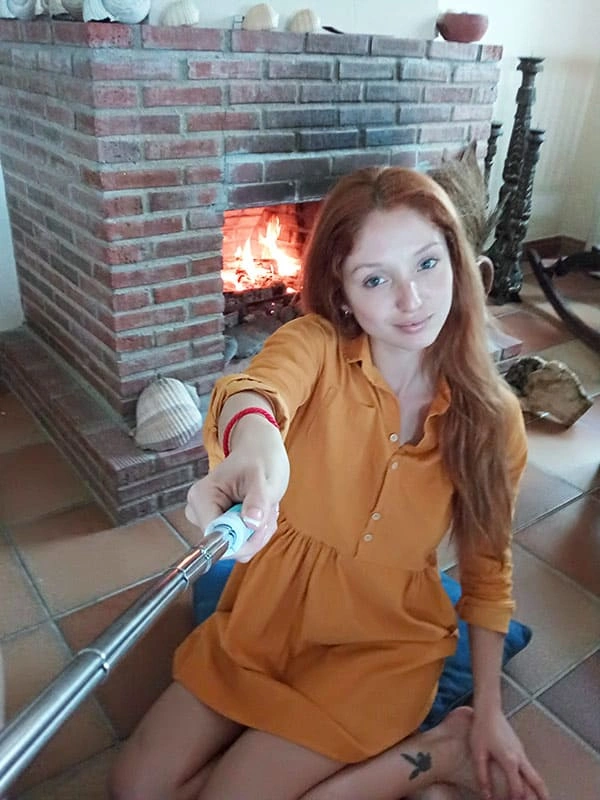 Рыжая мамка сделала красивое селфи у камина