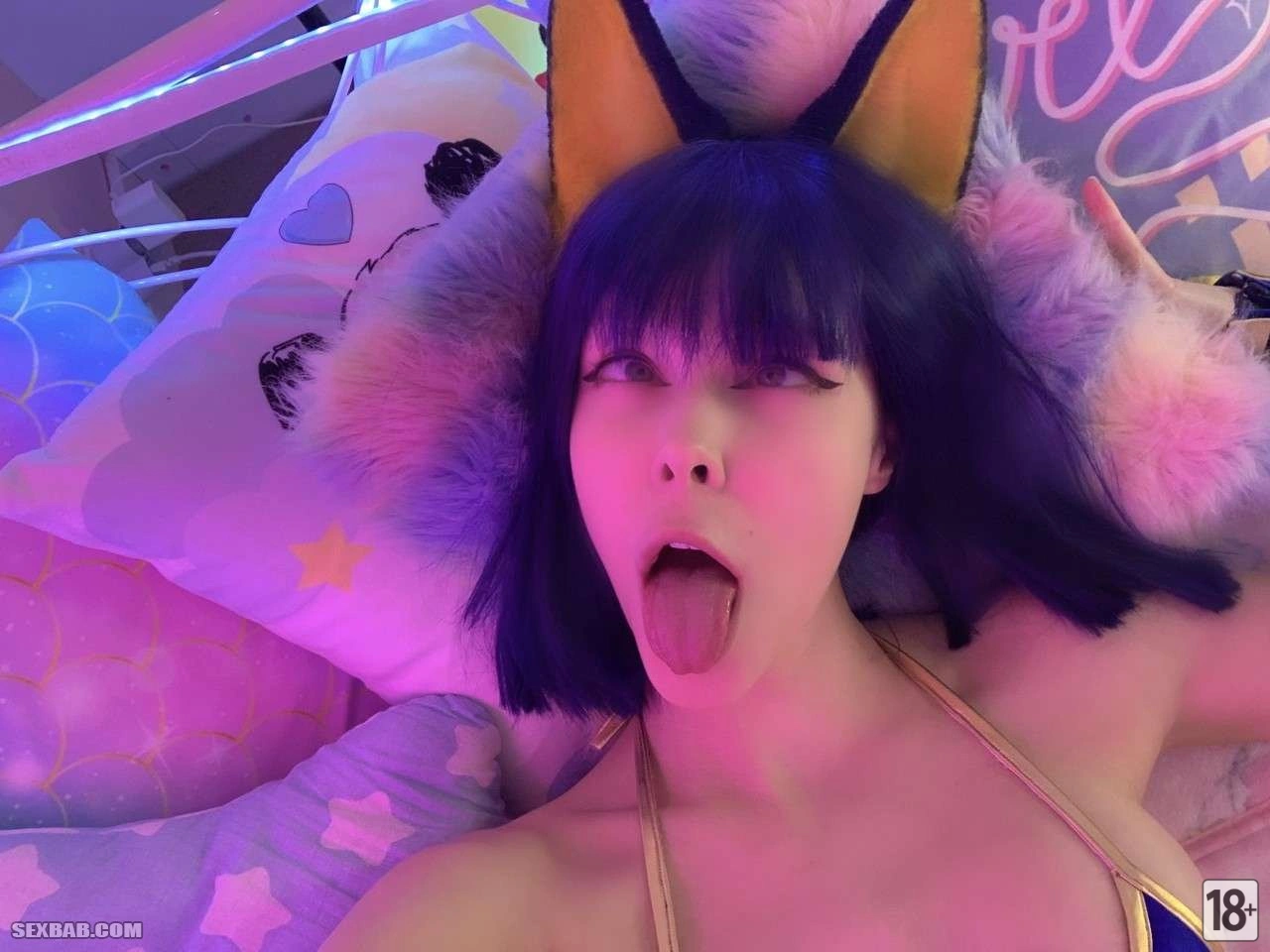LittleKitty69 с ушками на голове делает селфи в разных позах