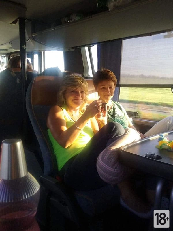 Поездка на автобусе для женщин старше 40 по нудистским пляжам