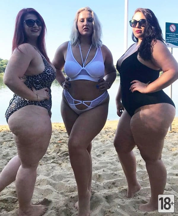 Толстушки на пляже в купальниках.