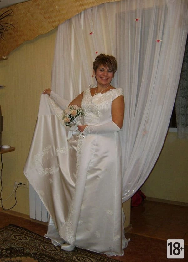 Русская невеста после свадьбы сексуально позирует