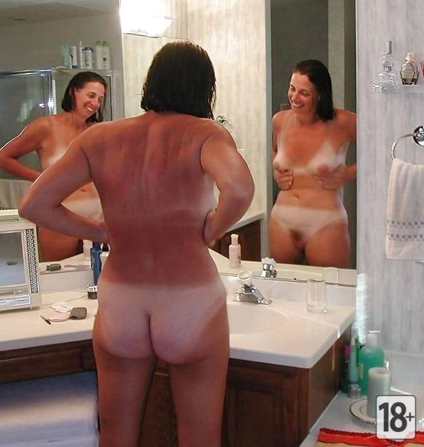 Женщины с следами от загара на сиськах и попке ( 50 фото )