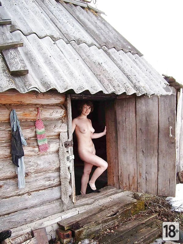 Фотки с голой женой из какой-то украинской деревни (20 штук)