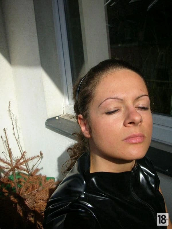 Жена в латексном костюме на балконе ( 100 фото )