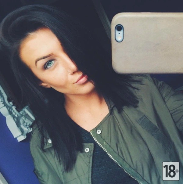 Темноволосые девушки с яркими светлыми глазами — просто огонь!