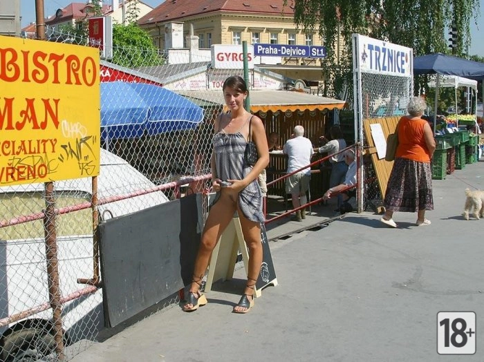 Счастливые девушки трусов не надевают