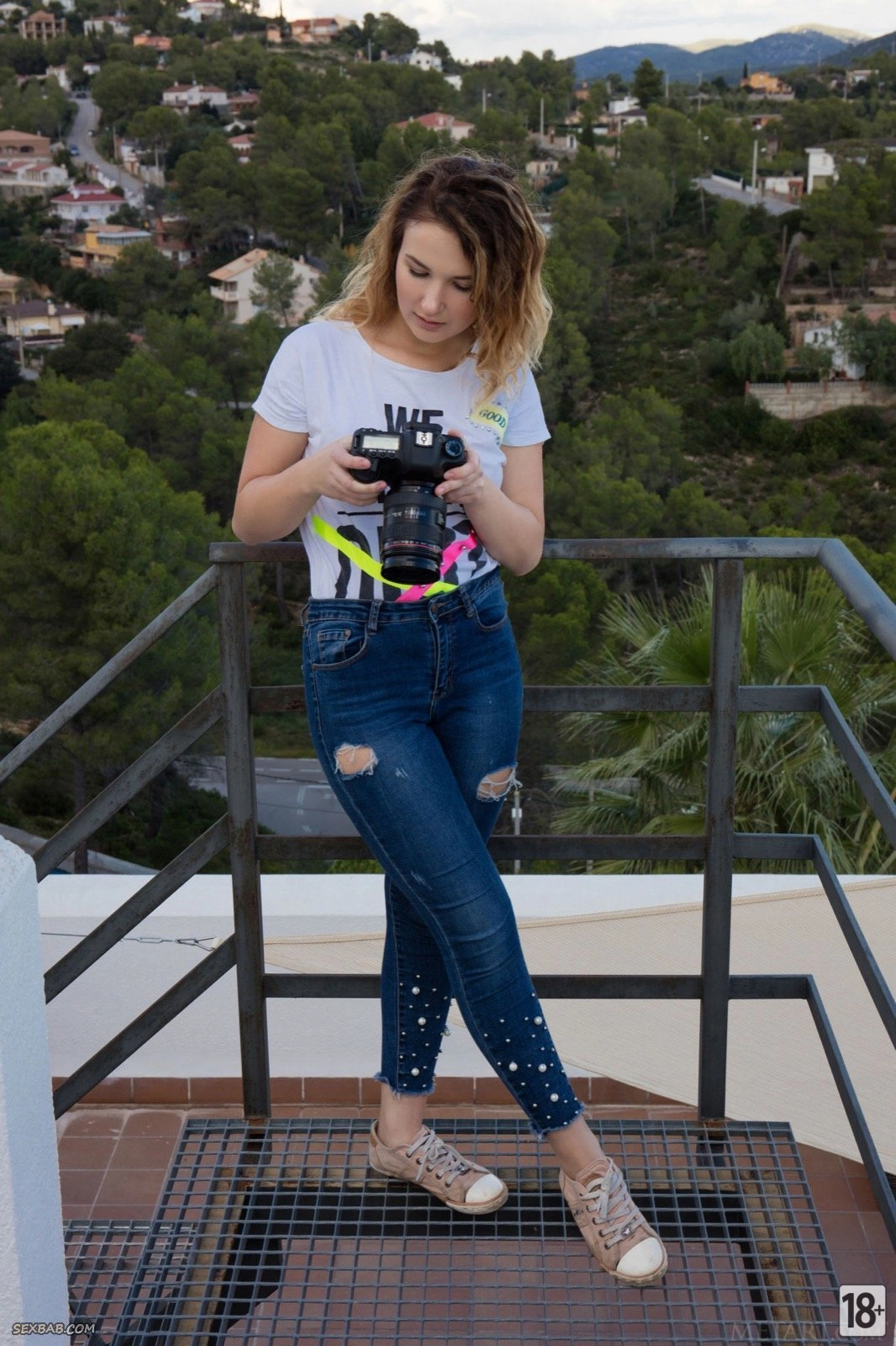 Девушка снимает джинсы и показывает классную попу.