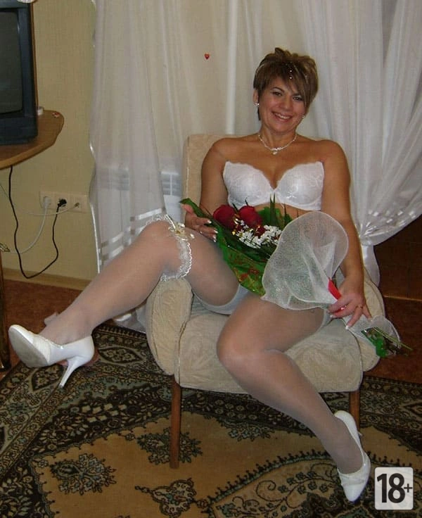 Русская невеста после свадьбы сексуально позирует