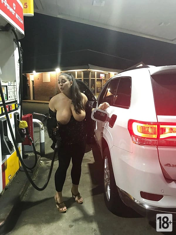 Коллекция обнаженных девушек на заправке ( 45 фото )