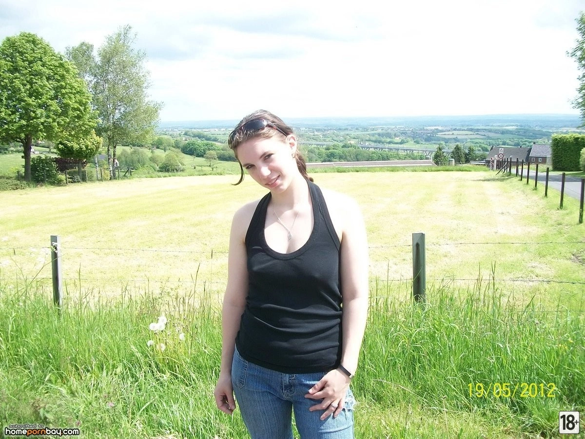 Голые сиськи жены — дом и улица