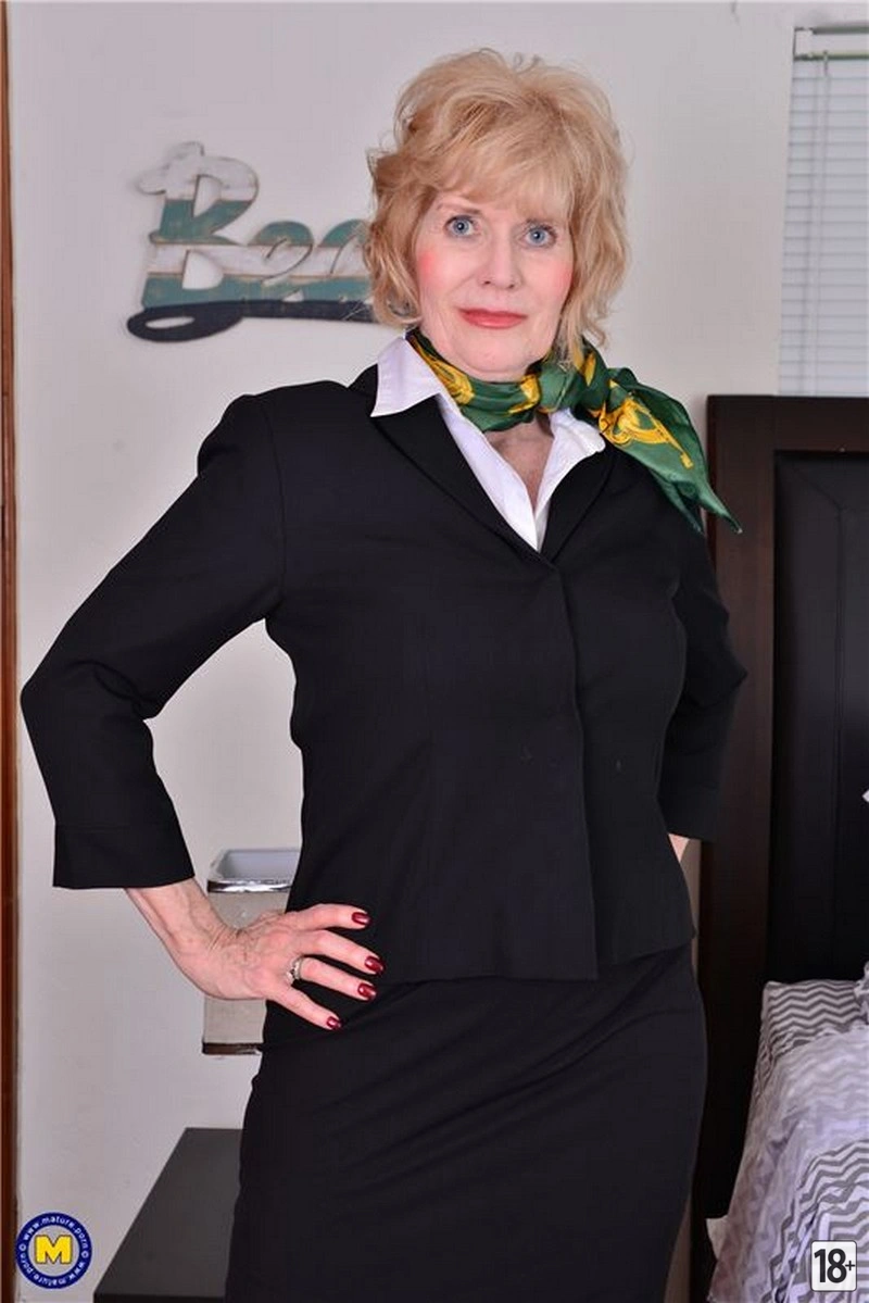 Фото эротика зрелых: бабушка показала попу в стрингах