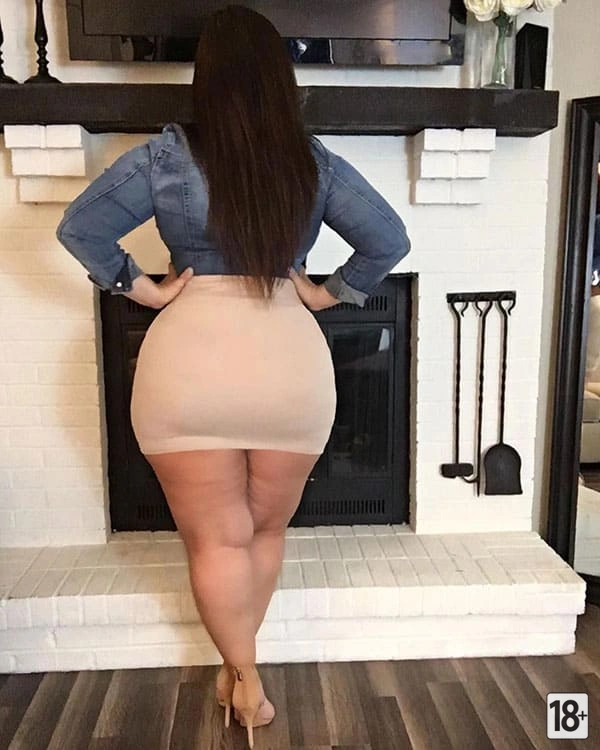 Горячие толстушки в мини-юбках 44 фото