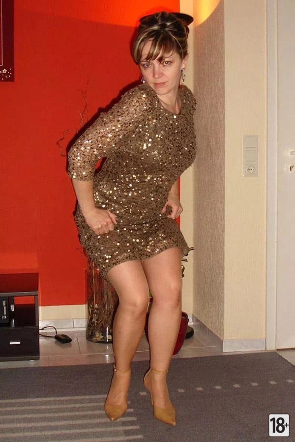 Жена в чулках задрала платье без белья