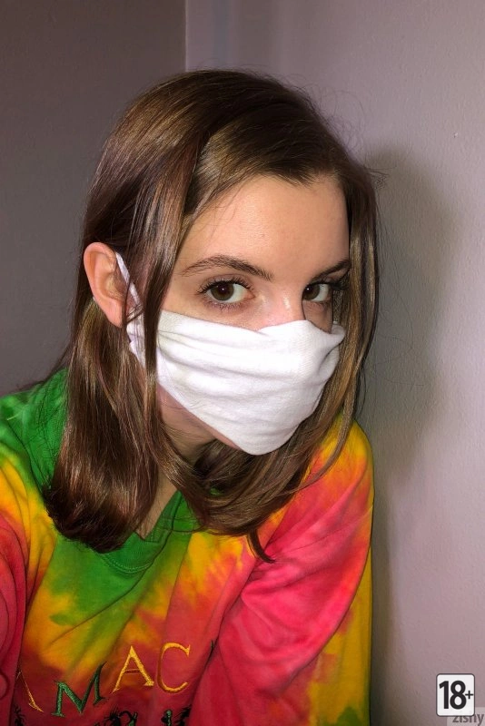 Голая девушка в маске ласкает сиськи