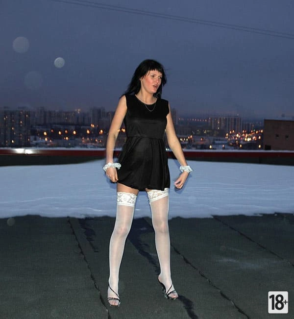 Русская милфа в чулках — зимняя страсть на крыше