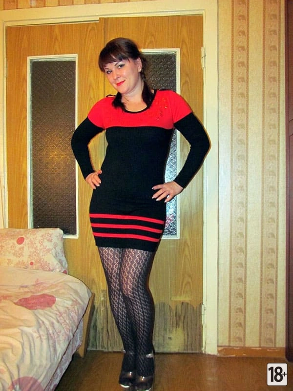 Русская жена в обтягивающем платье и колготках