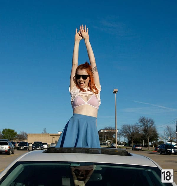 Рыжая в мини-юбке зажгла строймаг весной