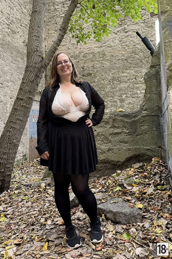 Пышная мамочка расстегнула платье и оголила сиськи на улице